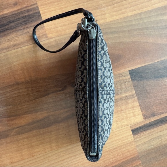 COACH Wristlet Classic Brown Leather Bottom and Strap Zipper Vintage pre-owned - Picture 8 of 8